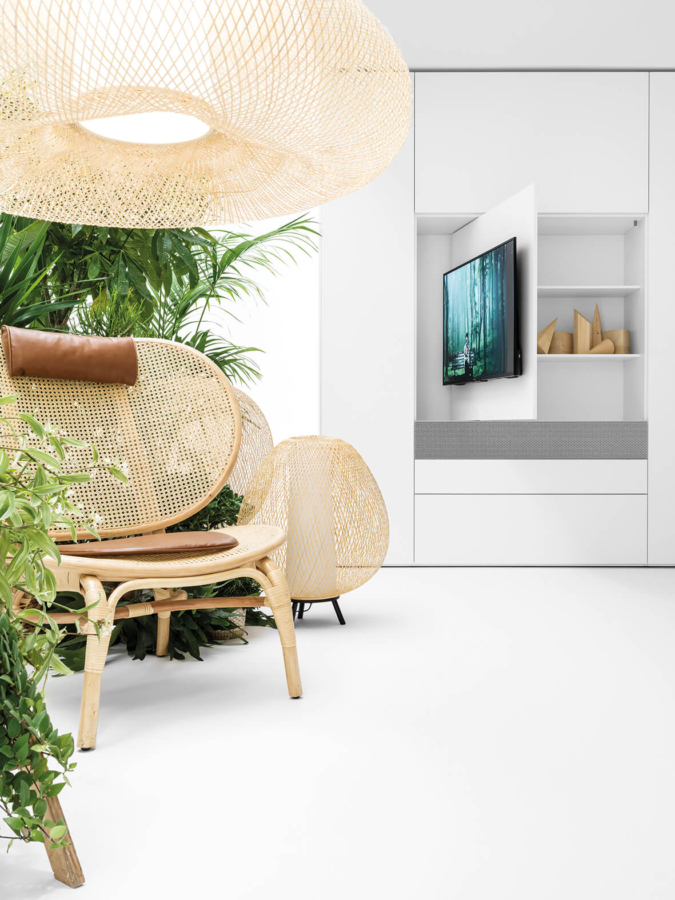 Armadio con Porta TV Apribile Freedhome Caccaro Laccato e Vetro