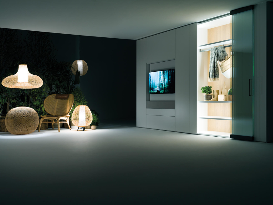 Armadio con Porta TV Apribile e Apertura Totale Freedhome Caccaro Laccato e Vetro con Illuminazione Interna