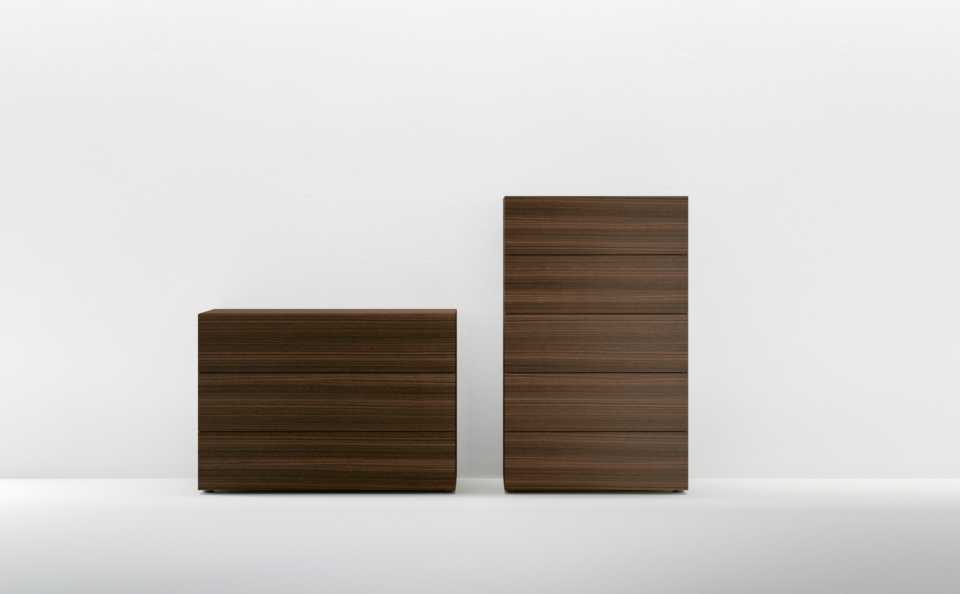 A modern reinterpretation of the bedroom drawer unit: Filnox fuses the strength of tradition with modern finishes and clean lines. The regular drawers create a geometric, square element. The three Caccaro woods give Filnox different personalities: Oak for a light and bright tone, Eucalyptus for a modern dark finish and Walnut for a touch of timeless class. 
