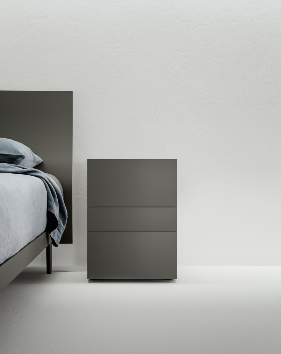 A minimalist volume with a strong character. The simplicity of Ombra enhances its geometry. Filnox replaces the handle with an elegant 1-centimetre slit separating the drawers from the frame. The result is an unparalleled aesthetic cleanness: it leaves space for your creativity and transforms into your idea of bedside table.